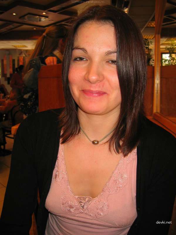 Amateur Babe Masturbates on Camera: Explicit Pussy Flashing