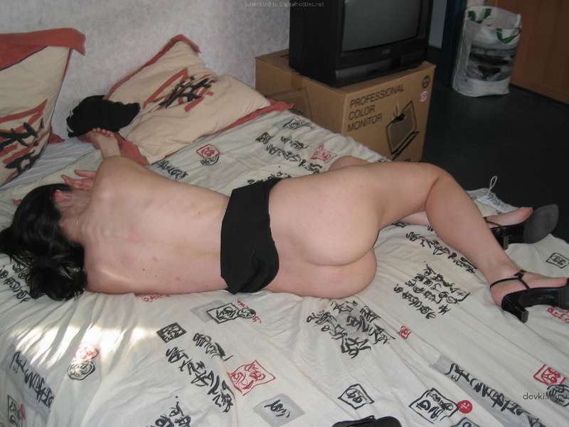 Amateur Babe Masturbates on Camera: Explicit Pussy Flashing