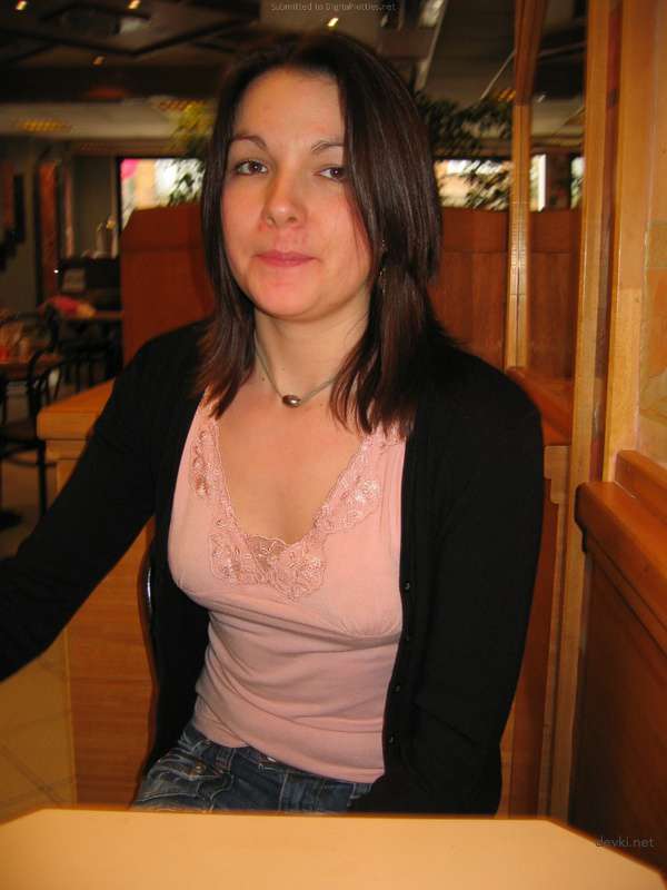 Amateur Babe Masturbates on Camera: Explicit Pussy Flashing