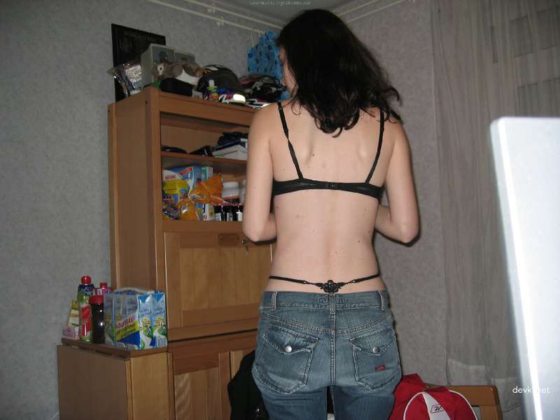 Amateur Babe Masturbates on Camera: Explicit Pussy Flashing