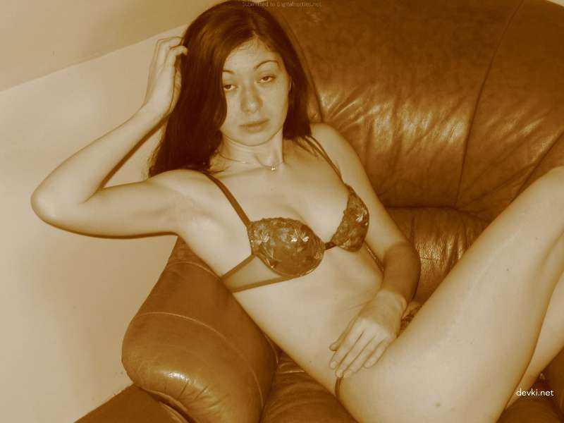 Amateur Babe Masturbates on Camera: Explicit Pussy Flashing