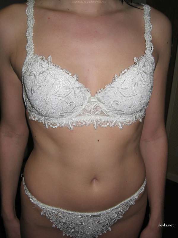 Amateur Babe Masturbates on Camera: Explicit Pussy Flashing