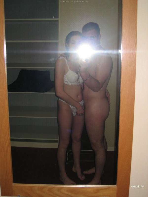 Amateur Babe Masturbates on Camera: Explicit Pussy Flashing