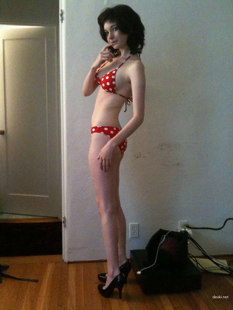 Amateur Girl Nude Selfie: Explicit Naked Photoshoot