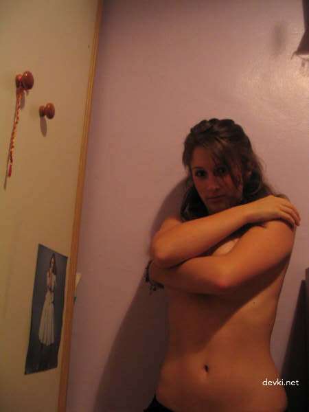 Topless Girl Poses Amateur Photo - Explicit Nude Model Exposed