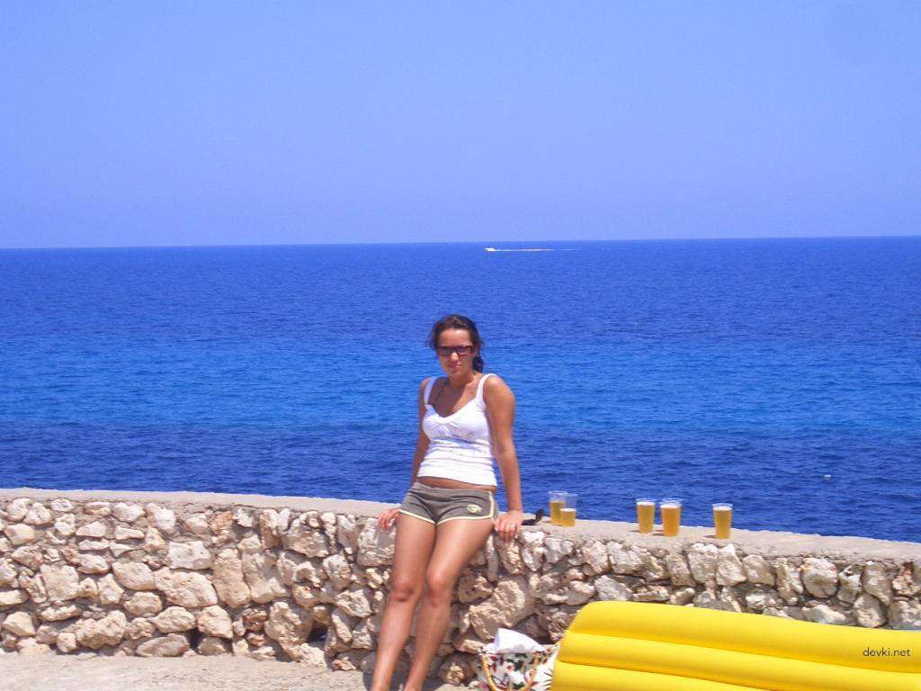 Hot Babe Deepthroats Cock: Amateur Porn Photo