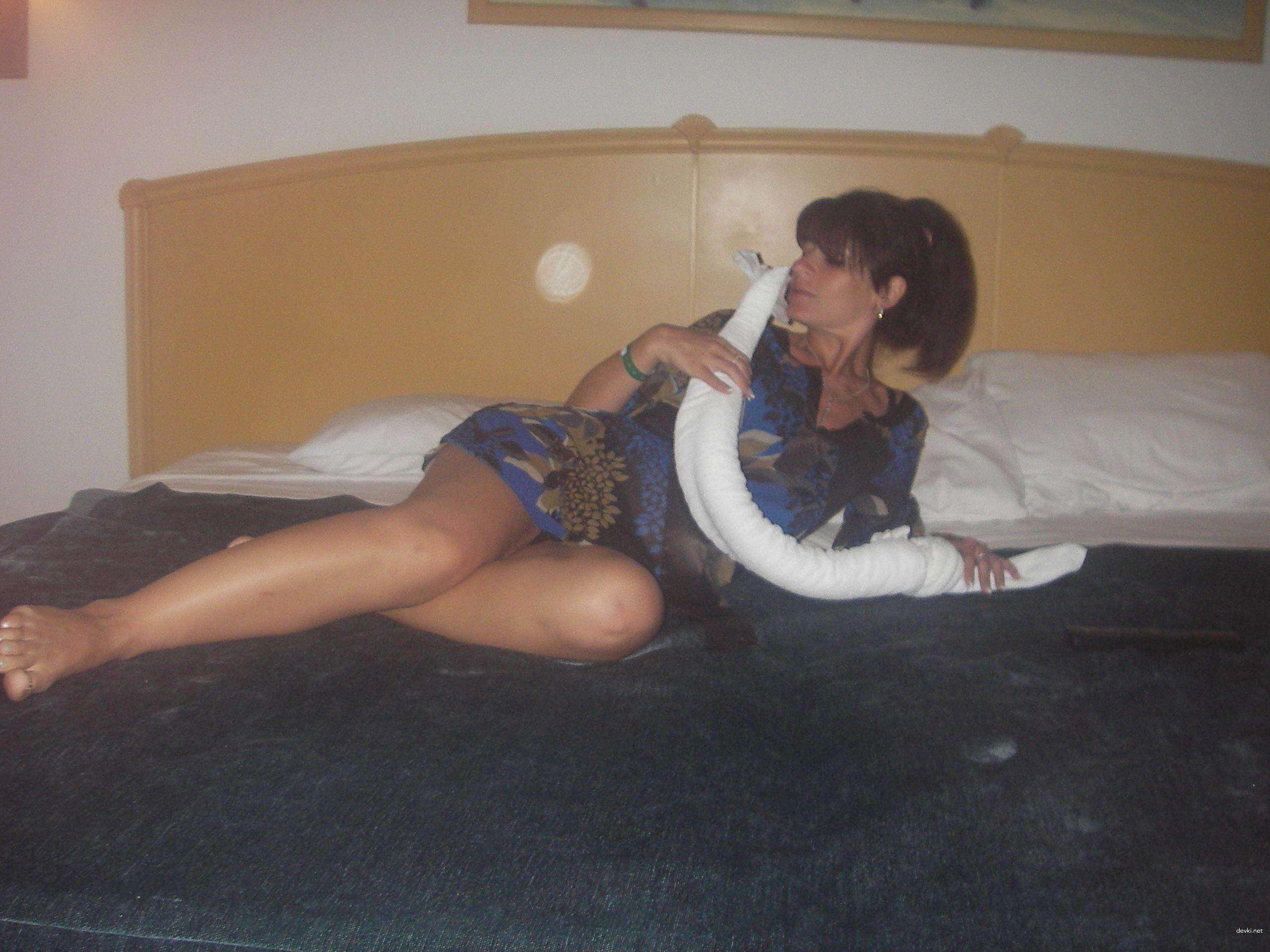 Amateur Slut Visits Lover for Explicit Photo Shoot