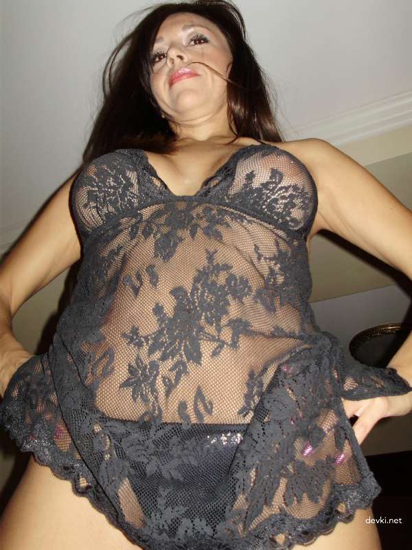 Sensual Amateur Erotica of Seductive Woman: Appetizing Erotic Photos