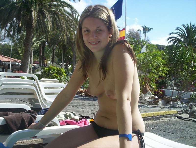 Private Vacation Photos: Explicit Amateur Girl Pictures