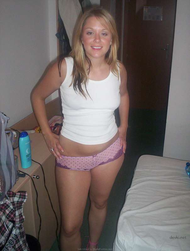 Private Vacation Photos: Explicit Amateur Girl Pictures