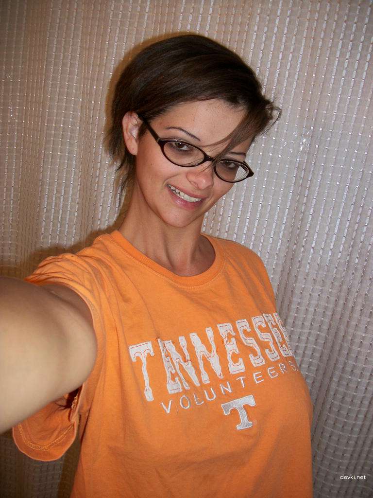 Amateur MILF with Saggy Tits in Explicit Porn Photos