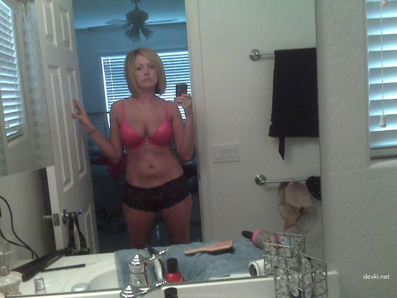 Capturing Wet Pussy: Amateur Porn Photo Shoot