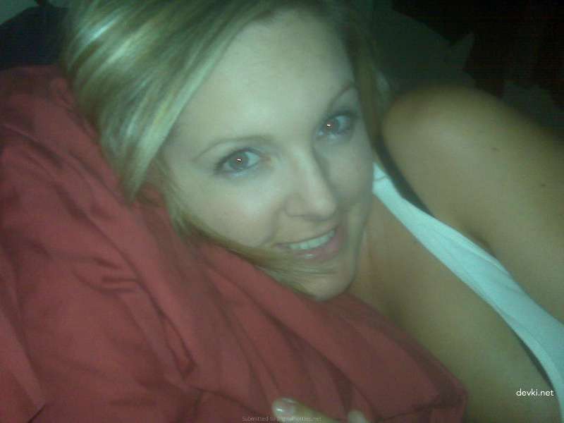 Capturing Wet Pussy: Amateur Porn Photo Shoot