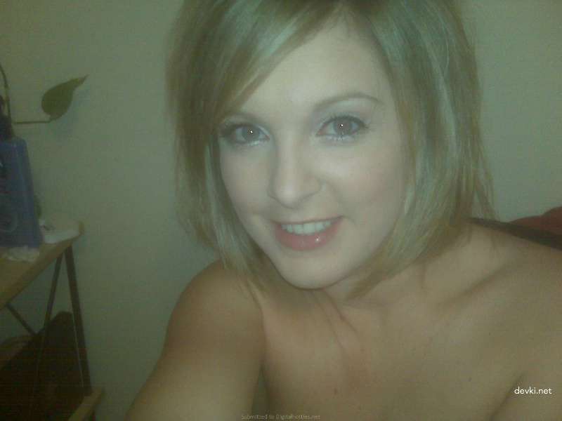 Capturing Wet Pussy: Amateur Porn Photo Shoot