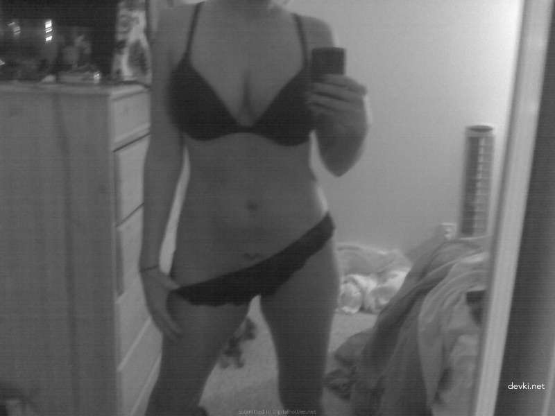 Capturing Wet Pussy: Amateur Porn Photo Shoot