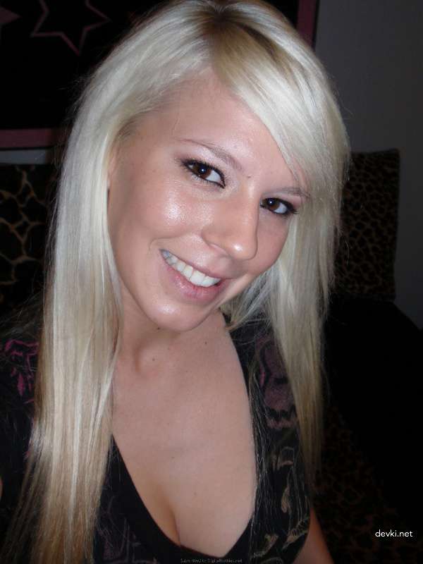 Blonde Amateur Close-Up Pussy Photo Shoot - Explicit and Bold!