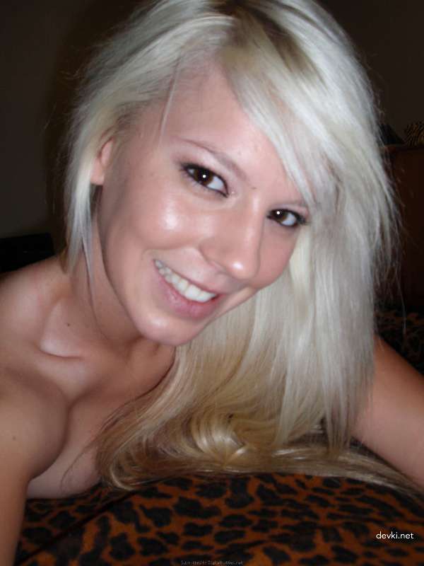 Blonde Amateur Close-Up Pussy Photo Shoot - Explicit and Bold!