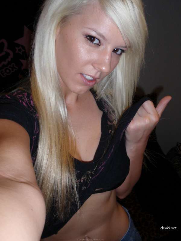 Blonde Amateur Close-Up Pussy Photo Shoot - Explicit and Bold!