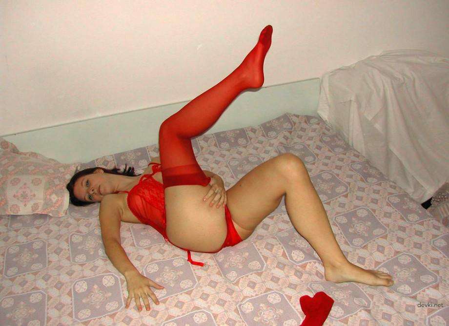 Amateur Slut Gets Pussy Stretched by Huge Dildo