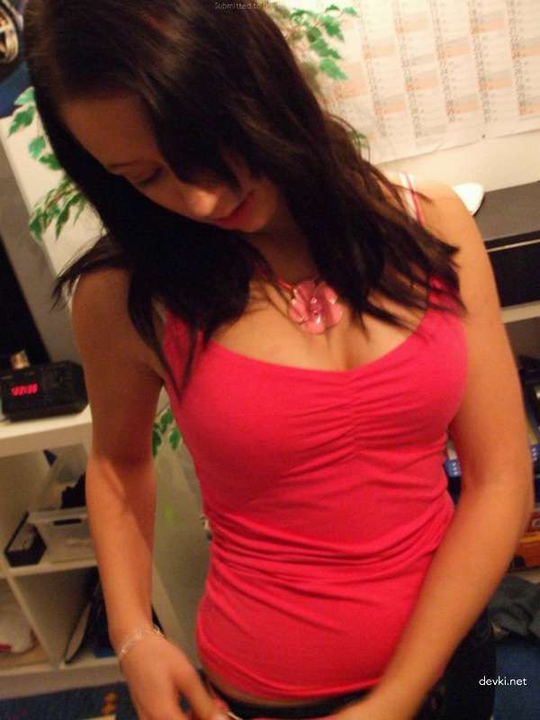 Hot Amateur Girl Gives Blowjob to Guy - Explicit Homemade Porn Photo