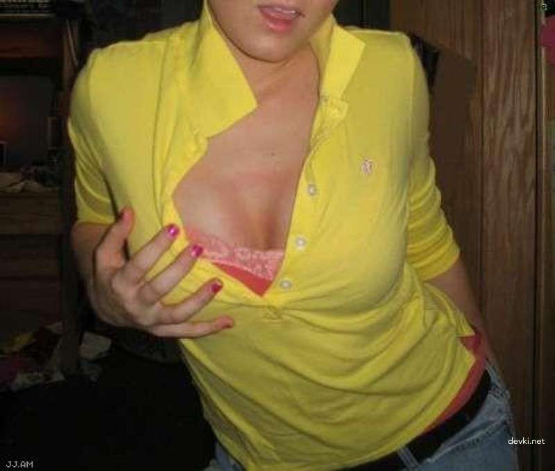 Amateur Slut Poses and Fucks Her Wet Pussy - Explicit Homemade Porn