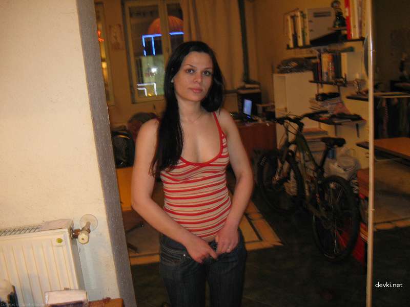 Naked girl showers and sucks cock - Explicit amateur porn photos