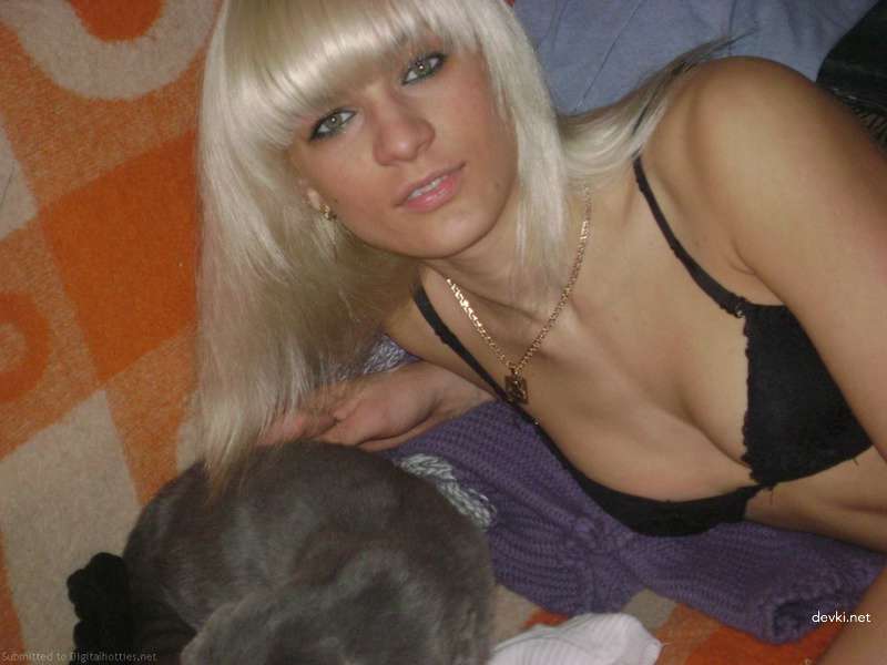Explicit Nude Blonde Amateur Photo