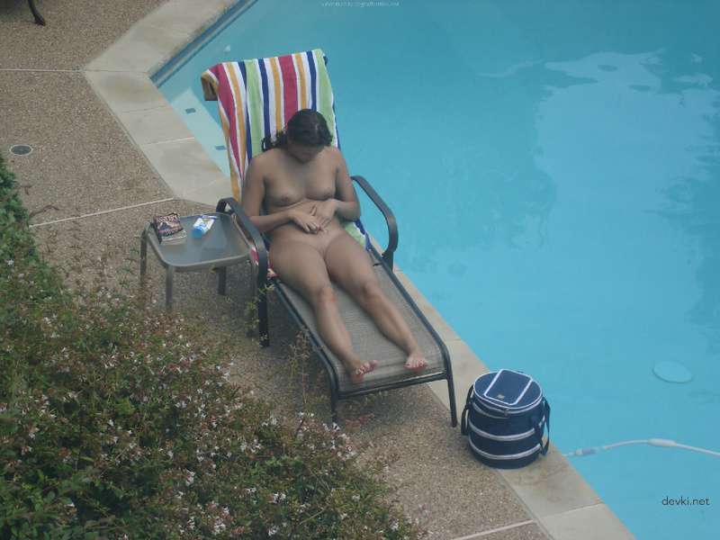 Amateur Slut Spreading Legs: Explicit Porn Photo Collection