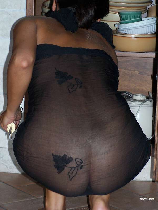 Sun-kissed vixen gets naked and fucks in amateur porn pics