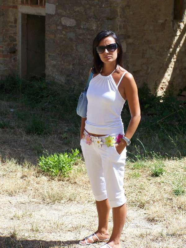 Sun-kissed vixen gets naked and fucks in amateur porn pics