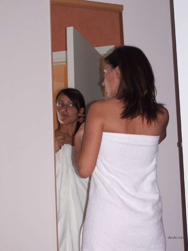 Sun-kissed vixen gets naked and fucks in amateur porn pics