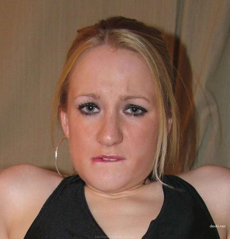 Explicit Nude Photoshoot of Amateur Girl: Sensual and Provocative Images