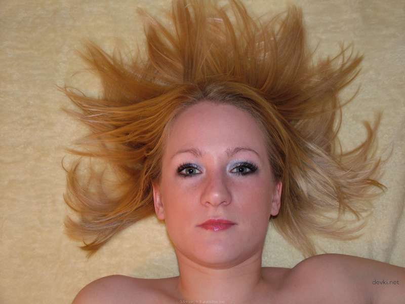 Explicit Nude Photoshoot of Amateur Girl: Sensual and Provocative Images
