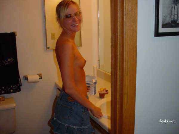 Blonde Amateur Porn: Explicit Erotic Album with Hot Photos