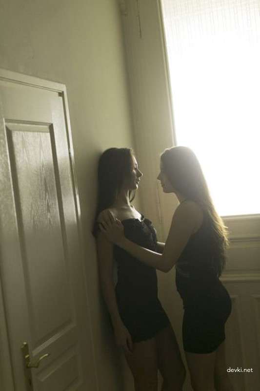 Hot Lesbian Amateur Porn: Woman Masturbates in Front of Friend