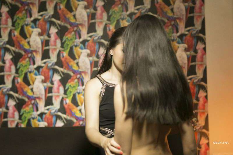 Hot Lesbian Amateur Porn: Woman Masturbates in Front of Friend