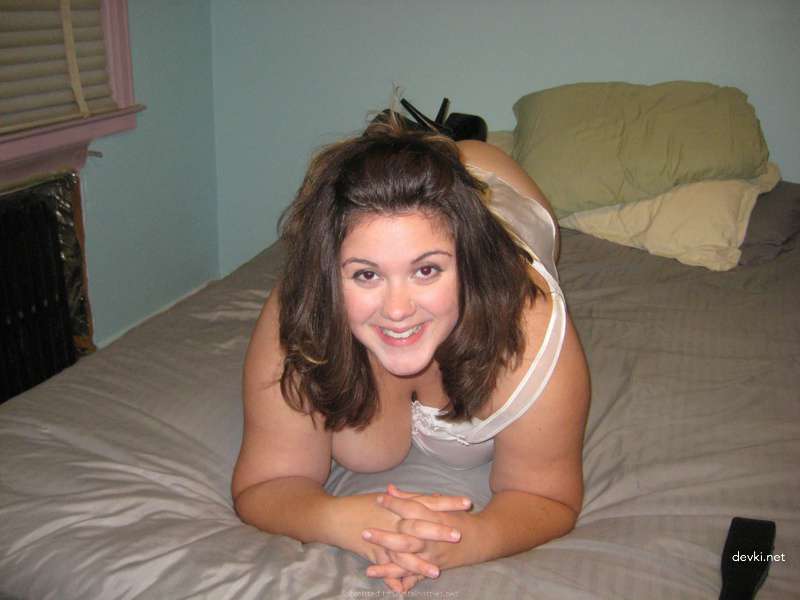 Curvy babe sucks cock for amateur porn - XXX blowjob action