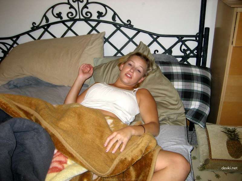 Amateur Babe Sucking Cock and Stripping Naked in Explicit Porn Pics