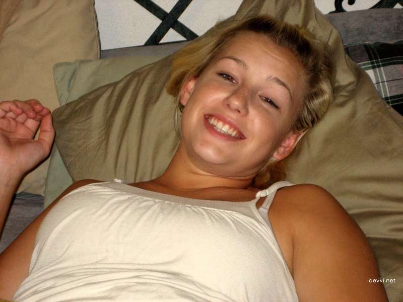 Amateur Babe Sucking Cock and Stripping Naked in Explicit Porn Pics