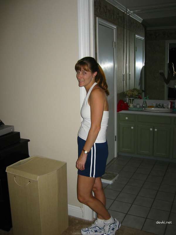 Naked Wife Poses at Home - Explicit Amateur Nude Photo Shoot