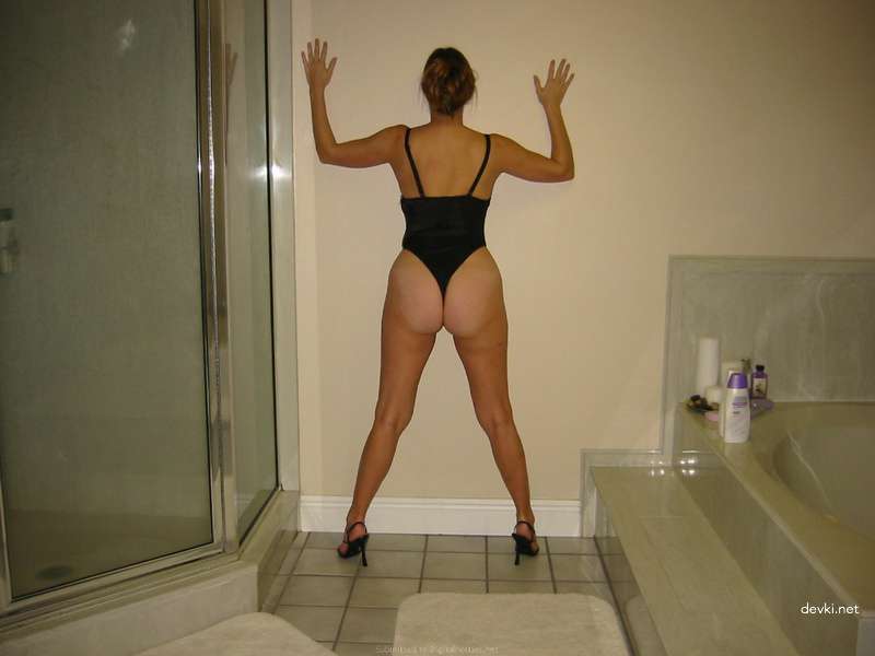 Naked Wife Poses at Home - Explicit Amateur Nude Photo Shoot