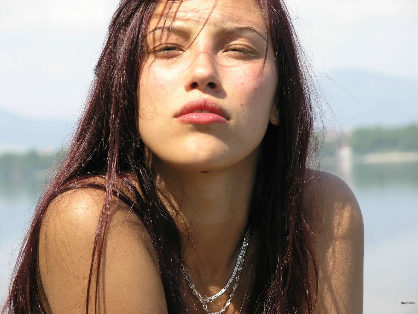Amateur Babe Poses Pantyless: Explicit Photo Shoot