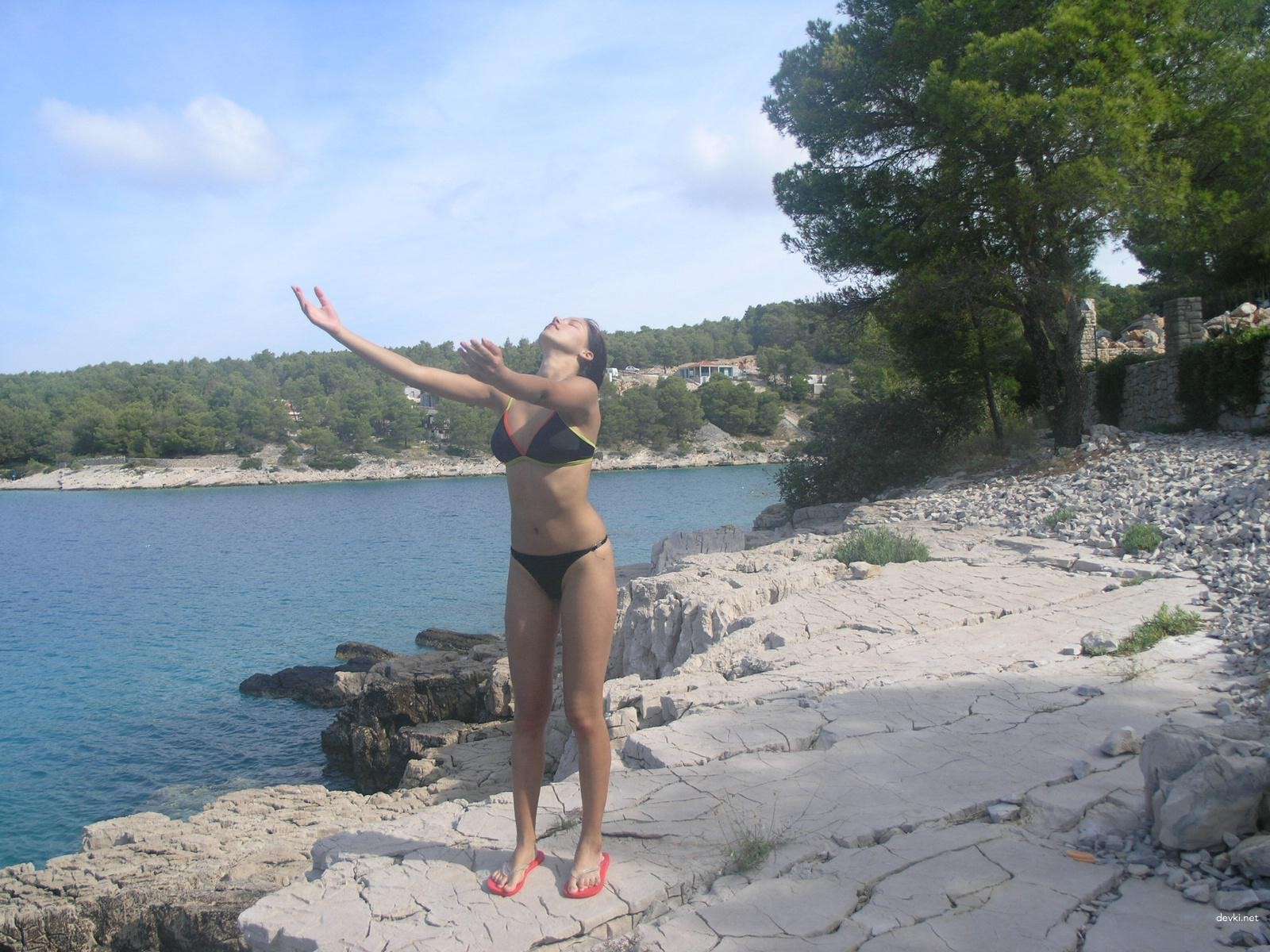 Amateur Babe Poses Pantyless: Explicit Photo Shoot