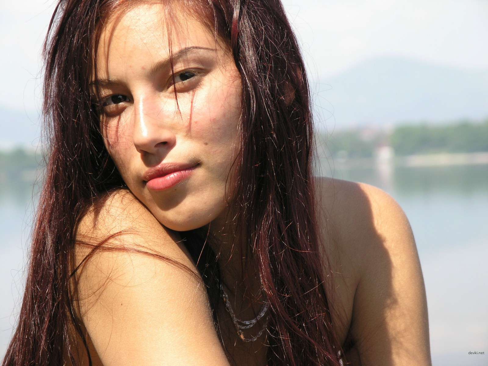 Amateur Babe Poses Pantyless: Explicit Photo Shoot