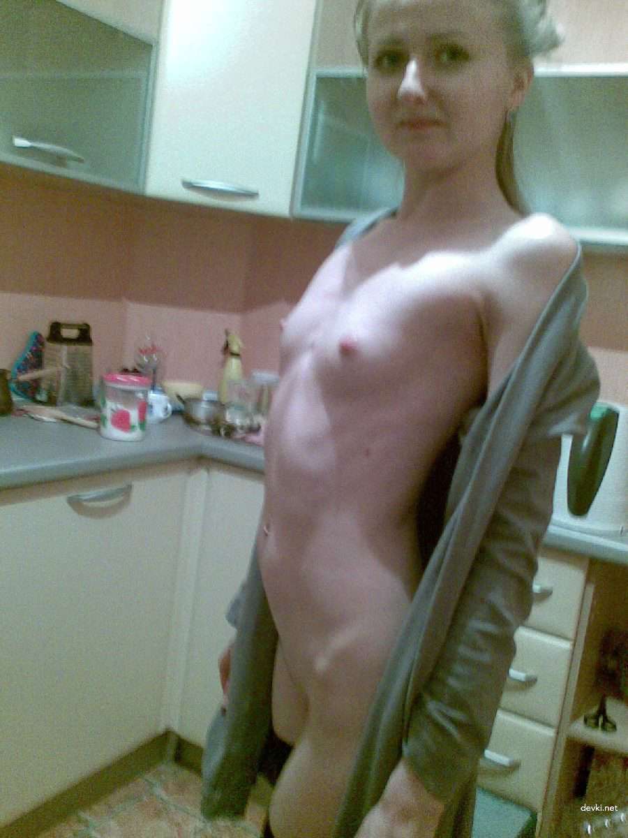 Skinny Slut Gives Blowjob: Amateur Porn Photo