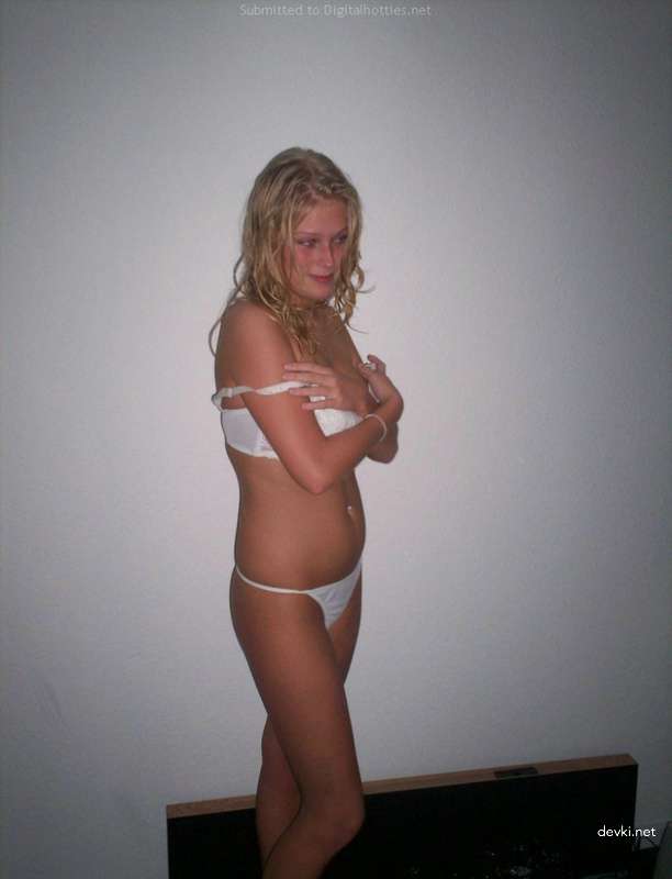 Ravishing Shaved Pussy Fucked Hard - Amateur Porn XXX