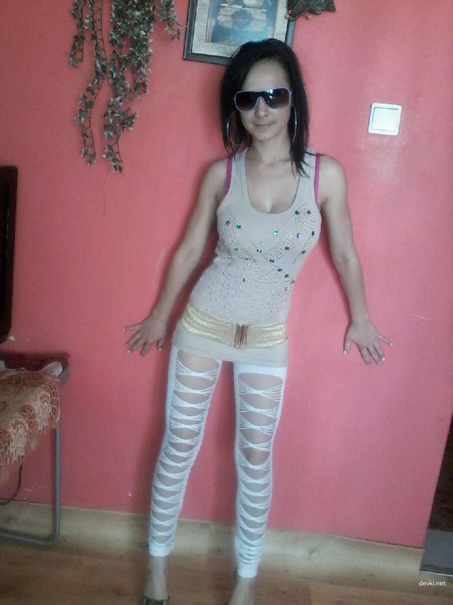 Hot Nude Babe Poses Explicitly in Amateur Photoshoot