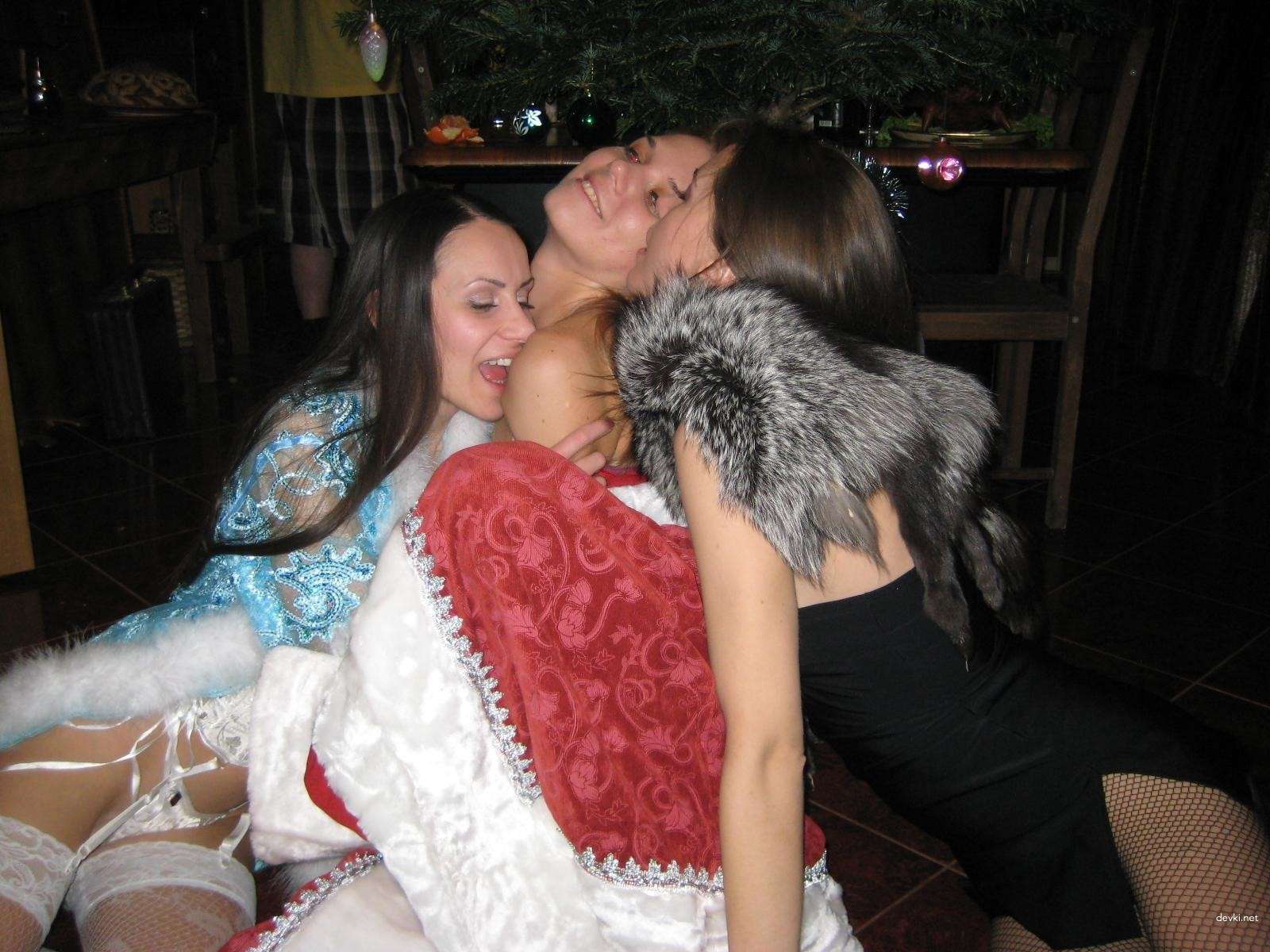 Amateur Lesbians Fucking Each Other - Explicit Photo Collection
