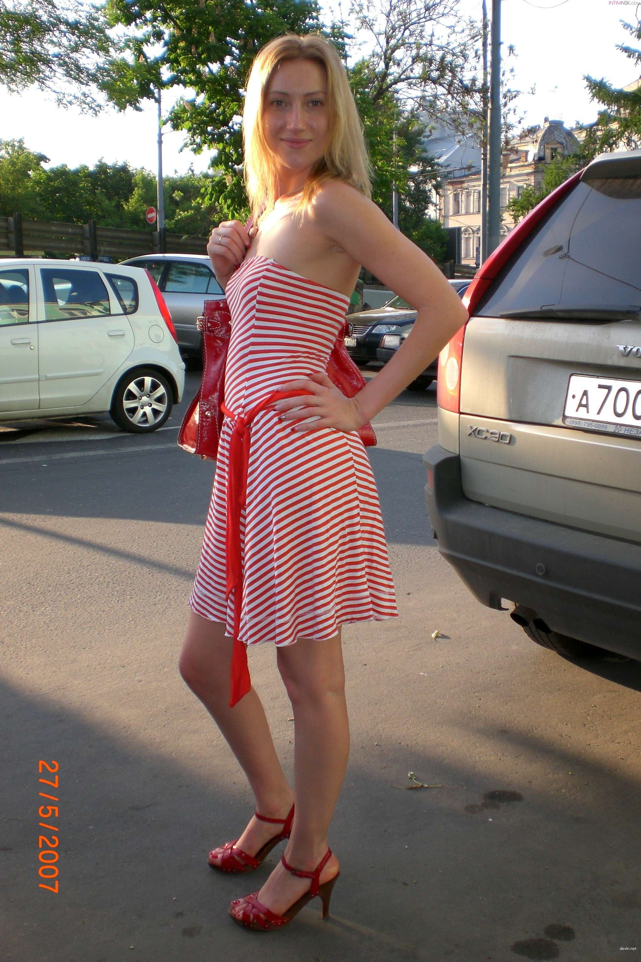 Amateur Girl Stretching Her Holes in Explicit Porn Photos