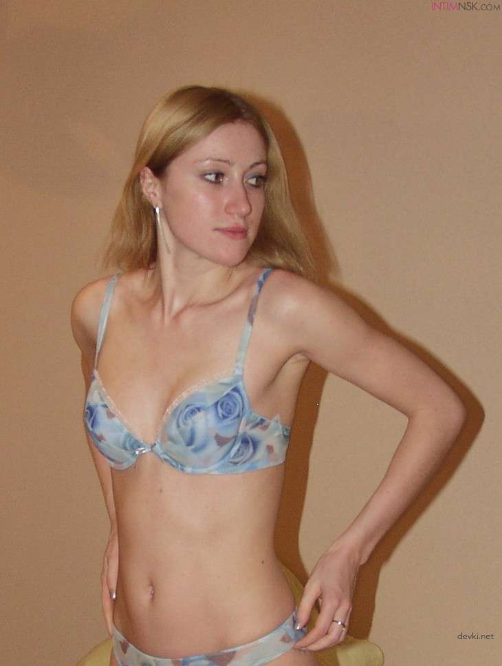 Amateur Girl Stretching Her Holes in Explicit Porn Photos